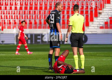 ANVERS, BELGIQUE - MAI 13 : Bas Dost du Club Brugge, arbitre Bram van Driessche et Dieumerci Mbokani de Royal Anvers pendant la Jupiler Pro League ma Banque D'Images