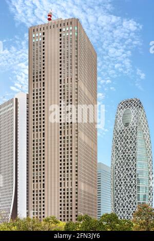 tokyo, japon - mai 10 2021: Gratte-ciels de shinjuku symboles de l'entreprise et de l'économie de la capitale avec de gauche à droite le sompo japon, le sh Banque D'Images