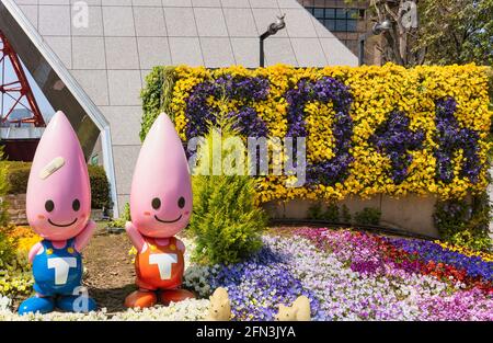 tokyo, japon - avril 06 2019 : gros plan sur les figurines de mascottes Noppon Brothers vêtues de combinaisons au pied de la tour de Tokyo pour célébrer le 60e openi Banque D'Images