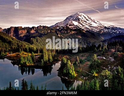 Mont Rainier et Eunice Lake depuis Tolmie Peak, parc national du Mont Rainier, Washington Banque D'Images