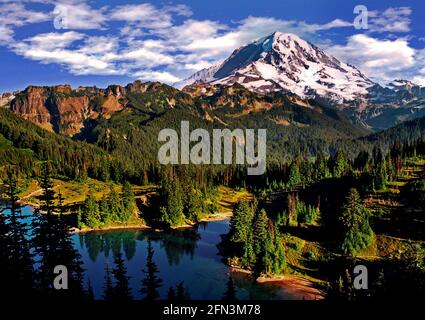 Mont Rainier et Eunice Lake depuis Tolmie Peak, parc national du Mont Rainier, Washington Banque D'Images