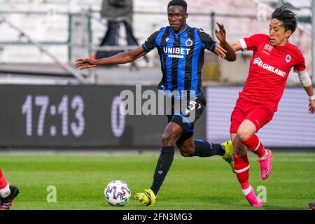 ANVERS, BELGIQUE - 13 MAI : Odilon Kossounou du Club Brugge et Koji Miyoshi de Royal Anvers pendant le match de la Jupiler Pro League entre Royal Anvers Banque D'Images