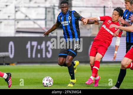 ANVERS, BELGIQUE - 13 MAI : Odilon Kossounou du Club Brugge et Koji Miyoshi de Royal Anvers pendant le match de la Jupiler Pro League entre Royal Anvers Banque D'Images