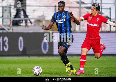ANVERS, BELGIQUE - 13 MAI : Odilon Kossounou du Club Brugge et Koji Miyoshi de Royal Anvers pendant le match de la Jupiler Pro League entre Royal Anvers Banque D'Images