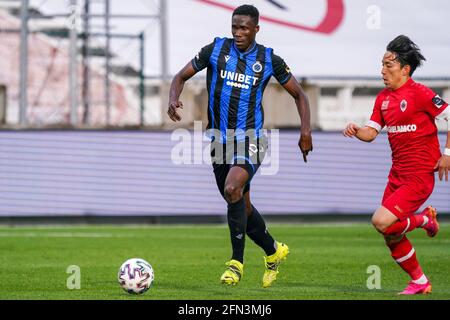 ANVERS, BELGIQUE - 13 MAI : Odilon Kossounou du Club Brugge et Koji Miyoshi de Royal Anvers pendant le match de la Jupiler Pro League entre Royal Anvers Banque D'Images