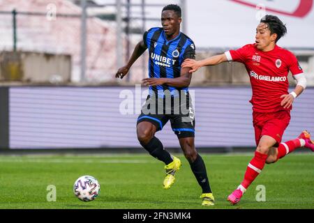 ANVERS, BELGIQUE - 13 MAI : Odilon Kossounou du Club Brugge et Koji Miyoshi de Royal Anvers pendant le match de la Jupiler Pro League entre Royal Anvers Banque D'Images