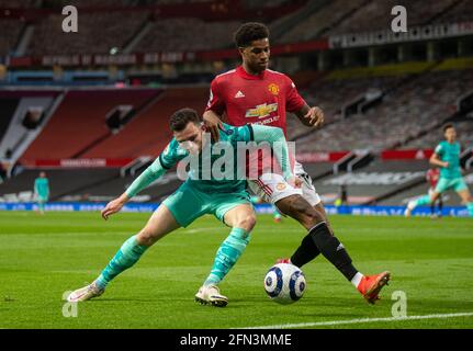 Manchester, Royaume-Uni. 14 mai 2021. Andy Robertson (L) de Liverpool rivalise avec Marcus Rashford de Manchester United lors du match de la Premier League entre Manchester United et Liverpool à Old Trafford à Manchester, en Grande-Bretagne, le 13 mai 2021. Credit: Xinhua/Alay Live News Banque D'Images