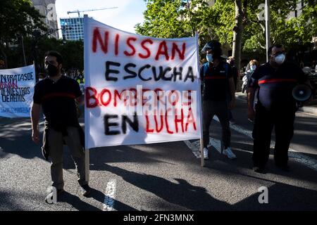 Barcelone, Espagne. 13 mai 2021. Les manifestants tiennent une bannière pendant la démonstrationLes travailleurs de la compagnie automobile japonaise Nissan en Catalogne ainsi que ceux de sociétés sous-traitées ont démontré devant la délégation du gouvernement espagnol en Catalogne de demander la réindustrialisation du secteur pour éviter des licenciements touchent 25,000 familles. (Photo par Paco Freire/SOPA Images/Sipa USA) crédit: SIPA USA/Alay Live News Banque D'Images