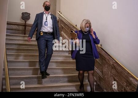 Le représentant des États-Unis Liz Cheney (républicain du Wyoming) se déplace de la chambre de la Chambre à une voiture d'attente lors d'un vote au Capitole des États-Unis à Washington, DC, le jeudi 13 mai 2021. Crédit : Rod Lamkey/CNP/MediaPunch Banque D'Images