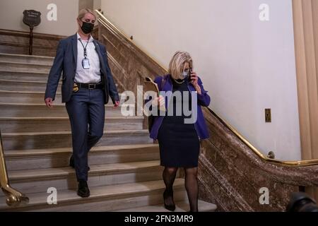 Le représentant des États-Unis Liz Cheney (républicain du Wyoming) se déplace de la chambre de la Chambre à une voiture d'attente lors d'un vote au Capitole des États-Unis à Washington, DC, le jeudi 13 mai 2021. Crédit : Rod Lamkey/CNP/MediaPunch Banque D'Images