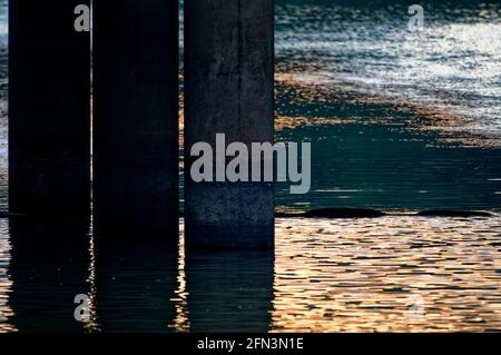 Formes symétriques réflexions et coucher de soleil Banque D'Images