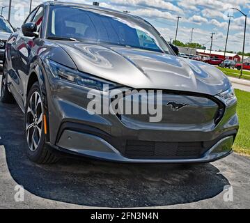 Emporia, Kansas, États-Unis. 12 mai 2021. Un nouveau vus multisegment Ford Mustang Mach-E4X 2021 à cinq places exposé à la vente au concessionnaire Ford local d'Emporia, Kansas, le 12 mai 2021. Crédit : Mark Reinstein/Media Punch/Alamy Live News Banque D'Images