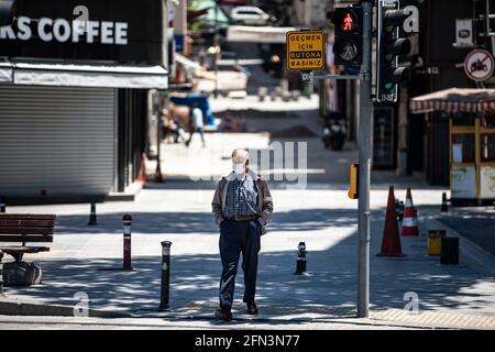 Istanbul, Turquie. 13 mai 2021. Un homme portant un masque comme précaution contre la propagation de Covid-19 vu attendre aux feux de signalisation à traverser.le premier jour de la fête du Ramadan, On a vu que la rive de Kadikoy et ses environs restaient vides en raison de la « fermeture complète » appliquée dans le cadre du nouveau type de mesures du coronavirus (covid-19). (Photo par Onur Dogman/SOPA Images/Sipa USA) crédit: SIPA USA/Alay Live News Banque D'Images