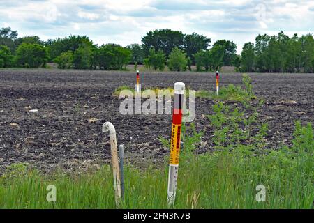 Emporia, Kansas, États-Unis. 12 mai 2021. Panneaux d'avertissement indiquant l'emplacement des pipelines souterrains à Emporia, Kansas, le 12 mai 2021. Crédit : Mark Reinstein/Media Punch/Alamy Live News Banque D'Images