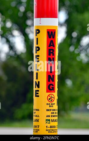 Emporia, Kansas, États-Unis. 12 mai 2021. Panneaux d'avertissement indiquant l'emplacement des pipelines souterrains à Emporia, Kansas, le 12 mai 2021. Crédit : Mark Reinstein/Media Punch/Alamy Live News Banque D'Images