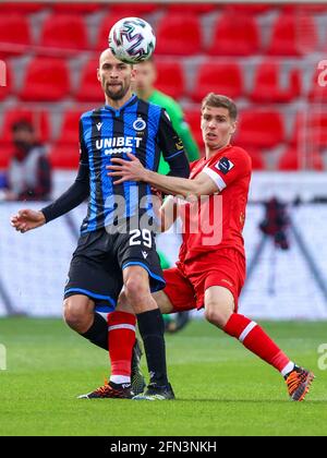 ANVERS, BELGIQUE - 13 MAI : le Bas Dost du Club Brugge lutte pour la posession avec Maxime le Marchand de Royal Anvers lors du match de la Jupiler Pro League Banque D'Images