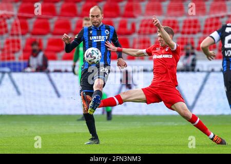 ANVERS, BELGIQUE - 13 MAI : le Bas Dost du Club Brugge lutte pour la posession avec Maxime le Marchand de Royal Anvers lors du match de la Jupiler Pro League Banque D'Images