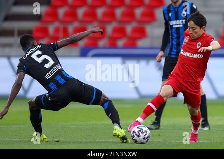 ANVERS, BELGIQUE - 13 MAI : Odilon Kossounou du Club Brugge et Koji Miyoshi de Royal Anvers pendant le match de la Jupiler Pro League entre Royal Anvers Banque D'Images