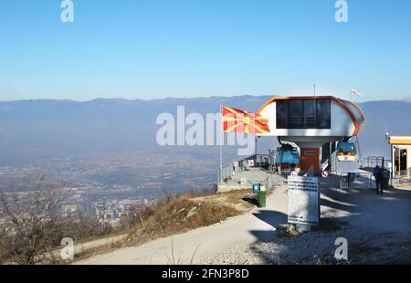Téléphérique à Vodno Hill à Skopje, Macédoine. Téléphérique qui va jusqu'à la croix du millénaire de 66 mètres de haut située au sommet de la colline de Vodno. Banque D'Images