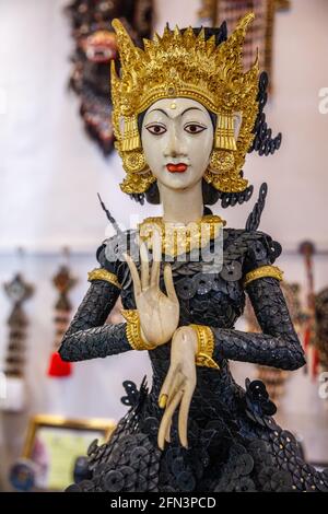 Statue de danseuse traditionnelle balinaise faite de pièces creuses (kepeng, ou pis bolong) et de bois sculpté. Bali, Indonésie. Banque D'Images