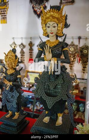 Statue de danseuse traditionnelle balinaise faite de pièces creuses (kepeng, ou pis bolong) et de bois sculpté. Bali, Indonésie. Banque D'Images