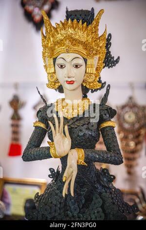 Statue de danseuse traditionnelle balinaise faite de pièces creuses (kepeng, ou pis bolong) et de bois sculpté. Bali, Indonésie. Banque D'Images