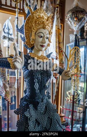 Statue de danseuse traditionnelle balinaise faite de pièces creuses (kepeng, ou pis bolong) et de bois sculpté. Bali, Indonésie. Banque D'Images