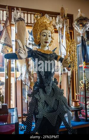 Statue de danseuse traditionnelle balinaise faite de pièces creuses (kepeng, ou pis bolong) et de bois sculpté. Bali, Indonésie. Banque D'Images