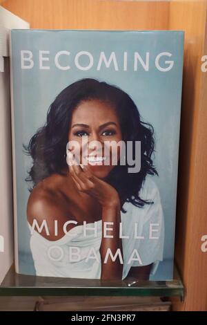 Devenir livre écrit par Michelle Obama à la librairie. Livres de Michelle Obama affichés sur les étagères d'une librairie. Bibliothèque - Kochi, Inde: Jan Banque D'Images
