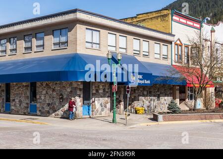 REVELSTOKE, CANADA - le 17 MARS 2021 : immeuble de la Banque RBC dans une petite ville le jour ensoleillé du printemps. Banque D'Images