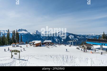 REVELSTOKE, CANADA - le 16 MARS 2021 : station de ski de Revelstoke Mountain avec vue sur les montagnes depuis le sommet Banque D'Images