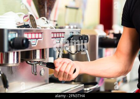 À l'aide de machine à café barista ou de l'unité et la préparation de l'espresso ou cappuccino au café ou shop Banque D'Images