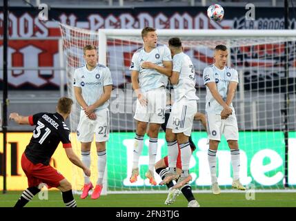 Washington, États-Unis. 13 mai 2021. Robert Beric (27), le défenseur du Chicago Fire FC Wyatt Omsberg (20), Gaston Gimenez (30) et le défenseur du Chicago Fire FC Boris Sekulic (2) défendent un coup de pied libre de Julian Gressel (30), le milieu de terrain du D.C. United dans le premier semestre d'Audi Field à Washington, DC. Jeudi 13 mai 2021. United Beat Chicago Fire FC, 1-0. (Photo par Chuck Myers/Sipa USA) crédit: SIPA USA/Alay Live News Banque D'Images