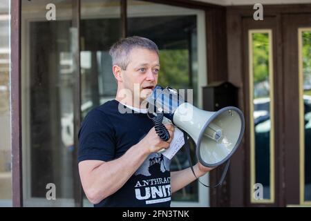 Frackville, États-Unis. 13 mai 2021. Mitch Troutman, du collectif de la classe ouvrière Anthracite Unite, parle en soutien aux infirmières du réseau de santé de Lehigh Valley, qui cherchent à obtenir une dotation en personnel sécuritaire et un contrat équitable.les infirmières exigent des ratios infirmière-patient plus sûrs. Twardzik siège au conseil d'administration de l'hôpital Lehigh Valley-Schuylkill. Crédit : SOPA Images Limited/Alamy Live News Banque D'Images