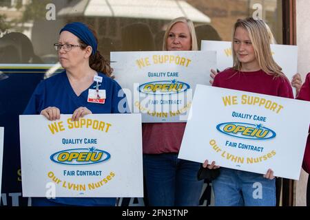 Frackville, États-Unis. 13 mai 2021. Les infirmières du Bureau et des employés professionnels International Union (OPEIU) tiennent une vigile au bureau de Frackville, représentant de l'État de Pennsylvanie. Les infirmières exigent des ratios plus sûrs entre l'infirmière et le patient. Twardzik siège au conseil d'administration de l'hôpital Lehigh Valley-Schuylkill. Crédit : SOPA Images Limited/Alamy Live News Banque D'Images