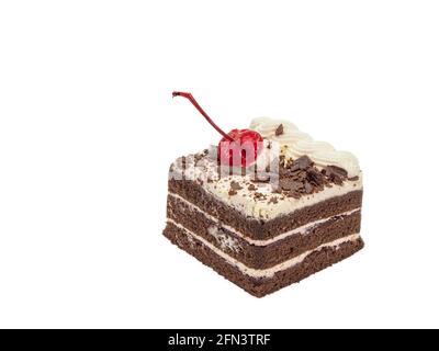 Gâteau au chocolat, un gros plan de gâteau d'anniversaire maison en couches, isolé sur fond blanc. Banque D'Images