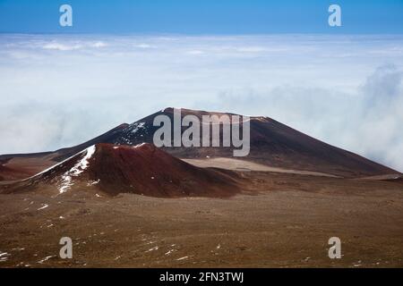 Des cônes de cinder au sommet de Mauna Kea, le plus grand volcan de bouclier du monde (et la plus haute montagne du monde, si mesurée à partir de sa base). Sur le grand est Banque D'Images