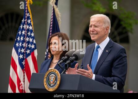 Le Président Joe Biden fait des remarques sur les nouvelles lignes directrices du masque Covid-19 Centers for Disease Control dans le Rose Garden, à la Maison Blanche à Washington, DC, Etats-Unis, le jeudi 13 mai 2021. Les personnes entièrement vaccinées n'ont plus besoin de porter un masque ou de rester à six pieds des autres dans la plupart des milieux, qu'ils soient à l'extérieur ou à l'intérieur, ont déclaré les Centers for Disease Control and Prevention dans une mise à jour des conseils de santé publique publiée jeudi. Photo de Tasos Katopodis/Pool/ABACAPRESS.COM Banque D'Images