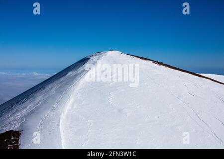 Le sommet enneigé de Mauna Kea, le plus grand volcan du bouclier du monde, et la plus haute montagne du monde, si mesurée à partir de sa base. Sur le Big I Banque D'Images