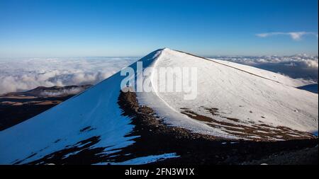 Le sommet enneigé de Mauna Kea, le plus grand volcan du bouclier du monde, et la plus haute montagne du monde, si mesurée à partir de sa base. Sur le Big I Banque D'Images