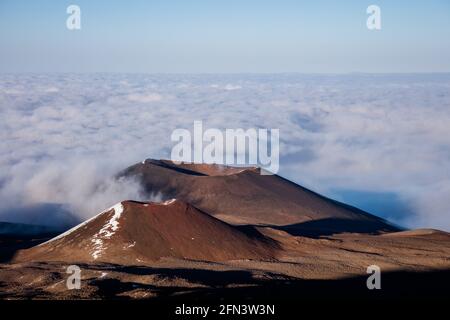 Des cônes de cinder au sommet de Mauna Kea, le plus grand volcan de bouclier du monde (et la plus haute montagne du monde, si mesurée à partir de sa base). Sur le grand est Banque D'Images