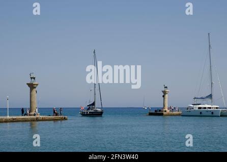 Entrée du port de Mandraki Rhodes Banque D'Images