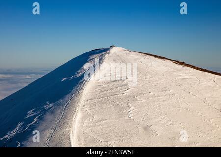 Le sommet enneigé de Mauna Kea, le plus grand volcan du bouclier du monde, et la plus haute montagne du monde, si mesurée à partir de sa base. Sur le Big I Banque D'Images