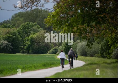 Stockstadt am Rhein, Allemagne. 13 mai 2021. Les personnes qui passent à vélo dans le parc naturel de Kühkopf-Knoblochsaue. (À dpa 'sur le comportement des excursions dans la deuxième année pandémique') Credit: Sebastian Gollnow/dpa/Alamy Live News Banque D'Images