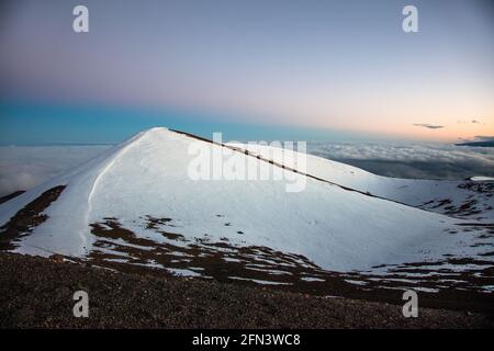 Le sommet de Mauna Kea, le plus grand volcan de bouclier du monde, et la plus haute montagne du monde, si mesuré à partir de sa base. Sur la grande île Banque D'Images