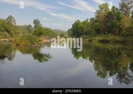 Rivière Cauvery ou Kaveri traversant la forêt de Coorg, Inde Banque D'Images