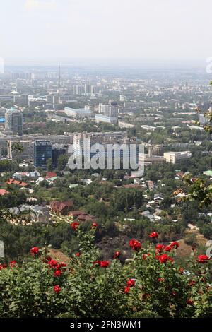 Vue sur Almaty depuis le mont Kok Tobe en été, Kazakhstan Banque D'Images