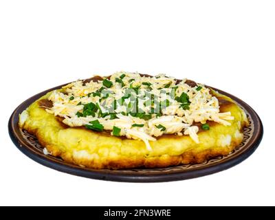 Pizza maison avec fromage dans une assiette sur fond blanc. Pizza au fromage. Cuisine maison. Menu de plats. Cuisine. Recette. Vaisselle en céramique. Banque D'Images