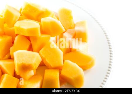 Melon en tranches, cantaloup en disque blanc sur fond blanc Banque D'Images