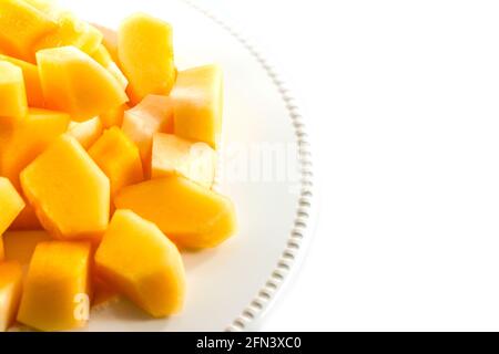 Melon en tranches, cantaloup en disque blanc sur fond blanc Banque D'Images